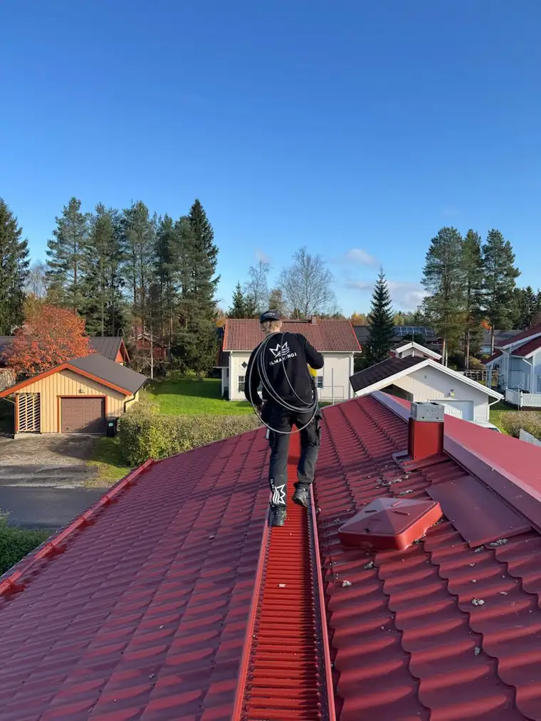 IlmaKingin asentaja katolla ilmanvaihtokanavien puhdistuksessa